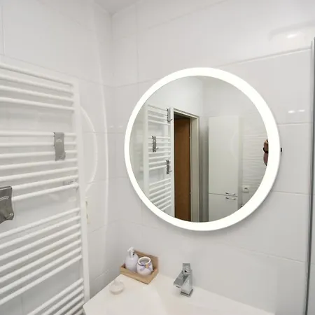 Helena House Apartment *