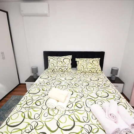 Helena House * 比比涅